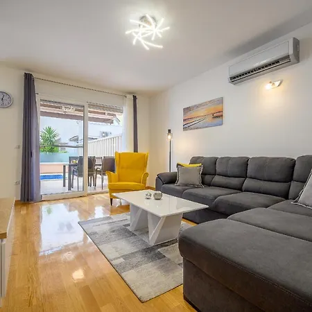 Relax 001 With Pool Apartment Makarska